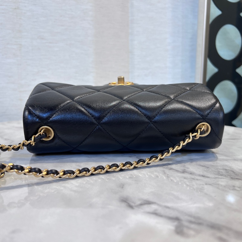 Chanel黑羊皮霧金釦CF20雙珍珠下蓋肩斜背包-4