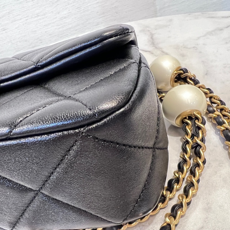 Chanel黑羊皮霧金釦CF20雙珍珠下蓋肩斜背包-7