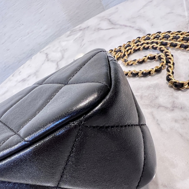 Chanel黑羊皮霧金釦CF20雙珍珠下蓋肩斜背包-8