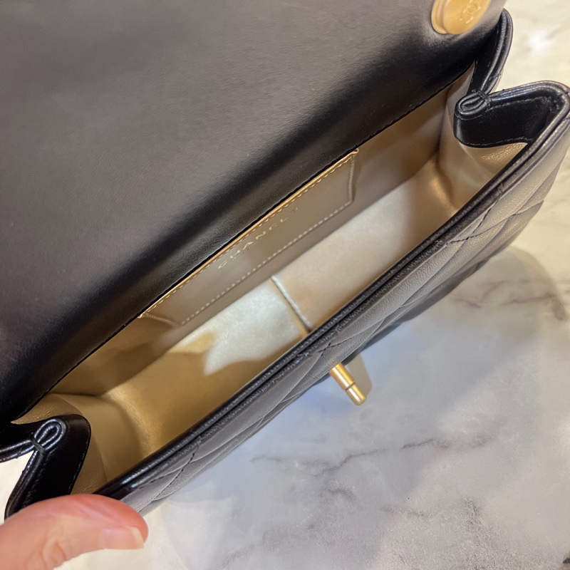 Chanel黑羊皮霧金釦CF20雙珍珠下蓋肩斜背包-10