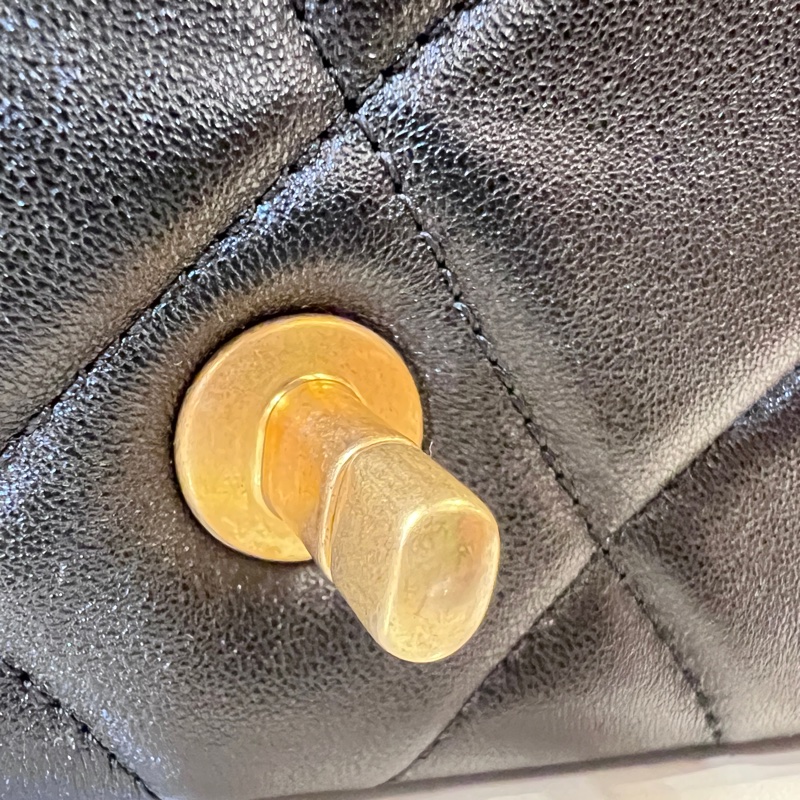 Chanel黑羊皮霧金釦CF20雙珍珠下蓋肩斜背包-16