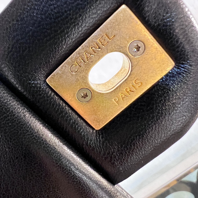 Chanel黑羊皮霧金釦CF20雙珍珠下蓋肩斜背包-17