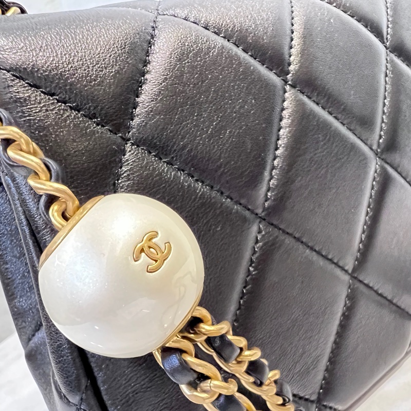 Chanel黑羊皮霧金釦CF20雙珍珠下蓋肩斜背包-18