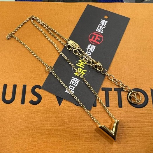 東區正精品㊣LV ESSENTIAL M00857 全新新版金色 V 字母圓形logo 項鍊 RZ6268-0
