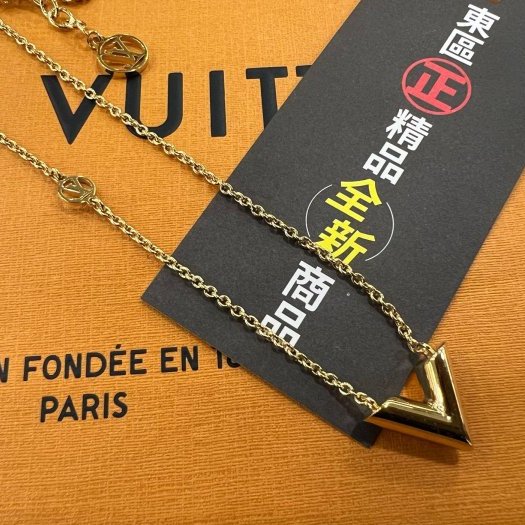 東區正精品㊣LV ESSENTIAL M00857 全新新版金色 V 字母圓形logo 項鍊 RZ6268-1