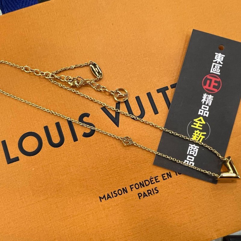 東區正精品㊣LV ESSENTIAL M00857 全新新版金色 V 字母圓形logo 項鍊 RZ6268-2