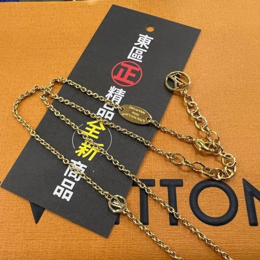 東區正精品㊣LV ESSENTIAL M00857 全新新版金色 V 字母圓形logo 項鍊 RZ6268-3