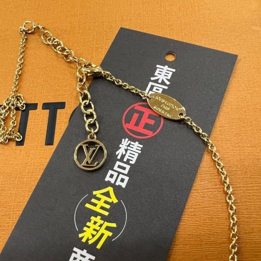 東區正精品㊣LV ESSENTIAL M00857 全新新版金色 V 字母圓形logo 項鍊 RZ6268-4