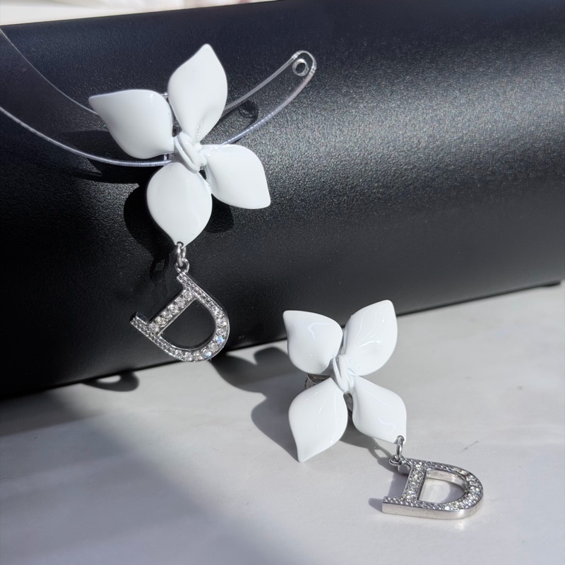 Dior 白色蝴蝶結D字水鑽耳夾 XC183-0