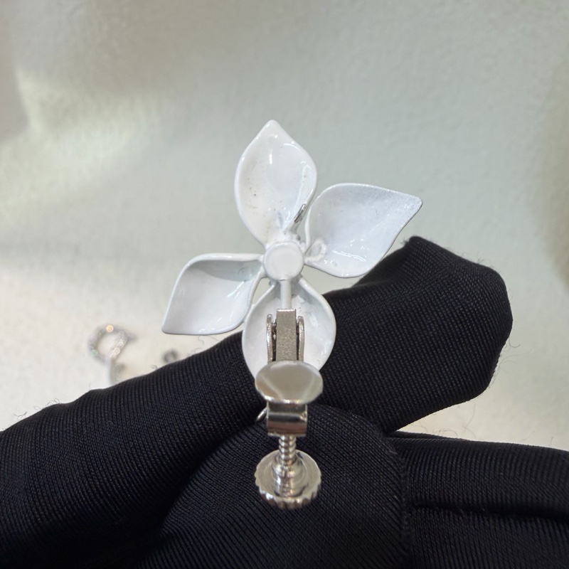 Dior 白色蝴蝶結D字水鑽耳夾 XC183-2