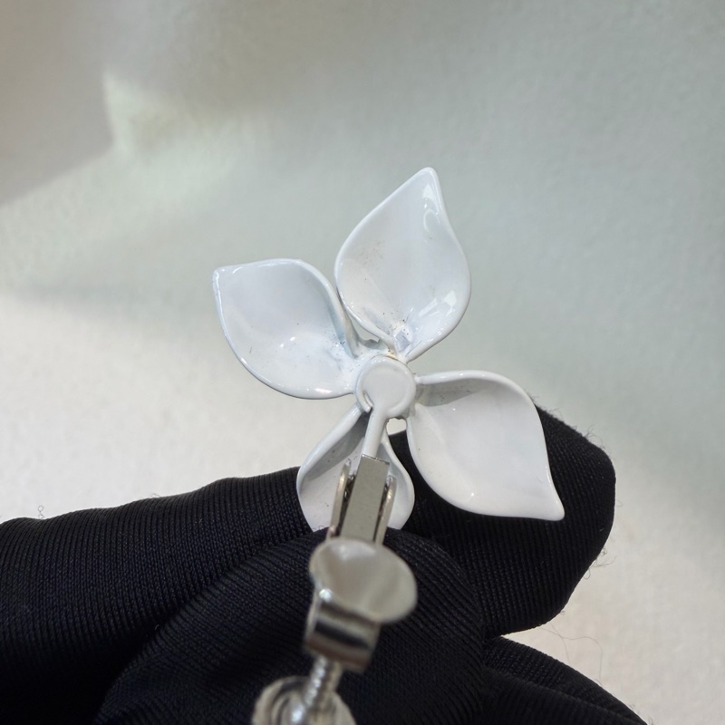 Dior 白色蝴蝶結D字水鑽耳夾 XC183-3