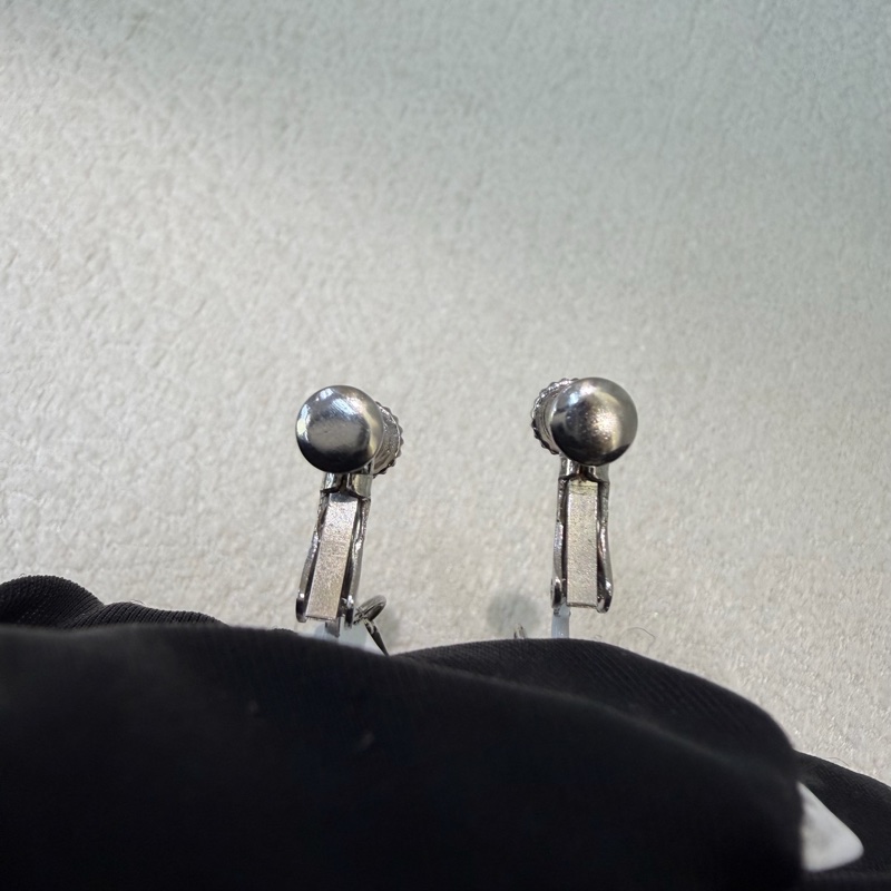 Dior 白色蝴蝶結D字水鑽耳夾 XC183-4