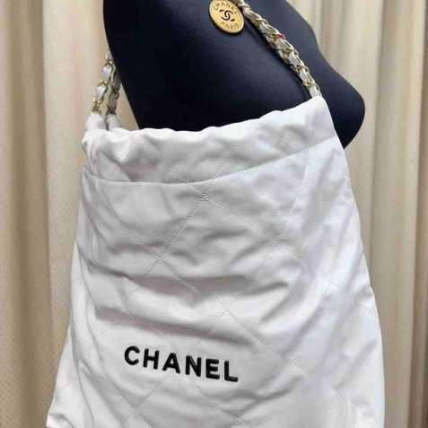 Chanel 近乎全新的白色小款22 Bag-0