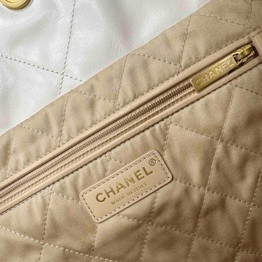 Chanel 近乎全新的白色小款22 Bag-4