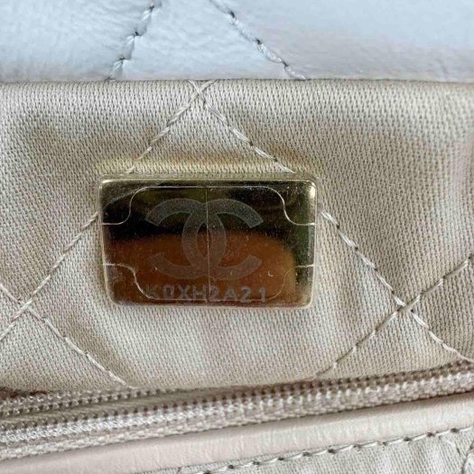 Chanel 近乎全新的白色小款22 Bag-5