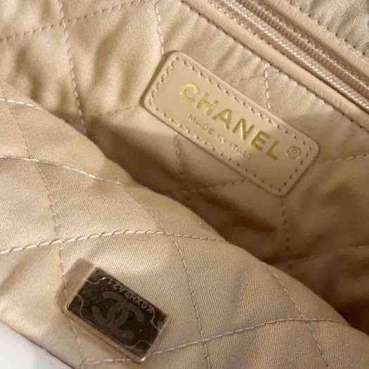 Chanel 近乎全新的白色小款22 Bag-7