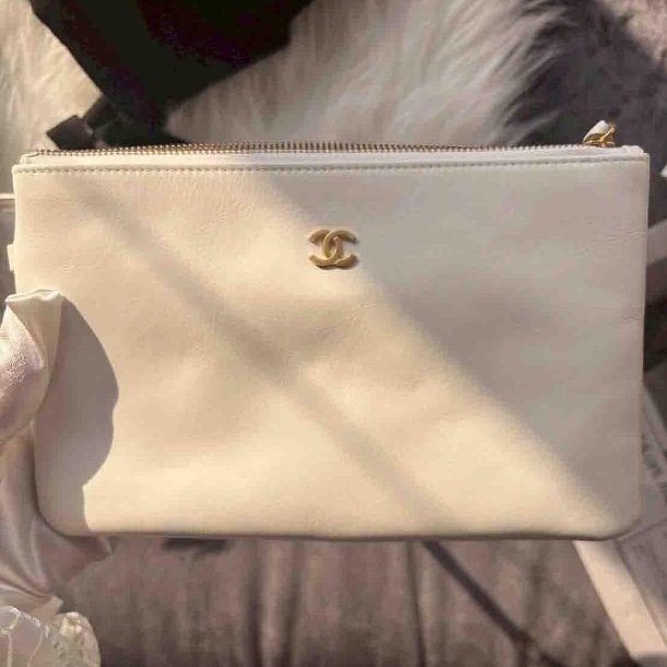 Chanel 近乎全新的白色小款22 Bag-9