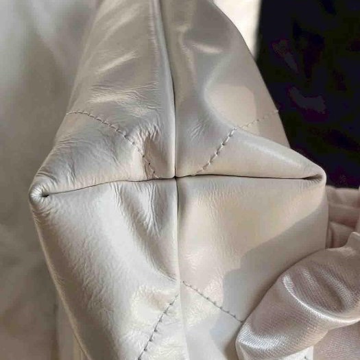 Chanel 近乎全新的白色小款22 Bag-11