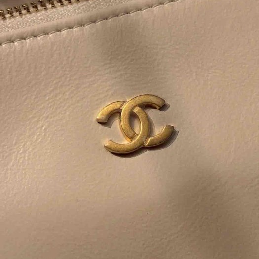 Chanel 近乎全新的白色小款22 Bag-12