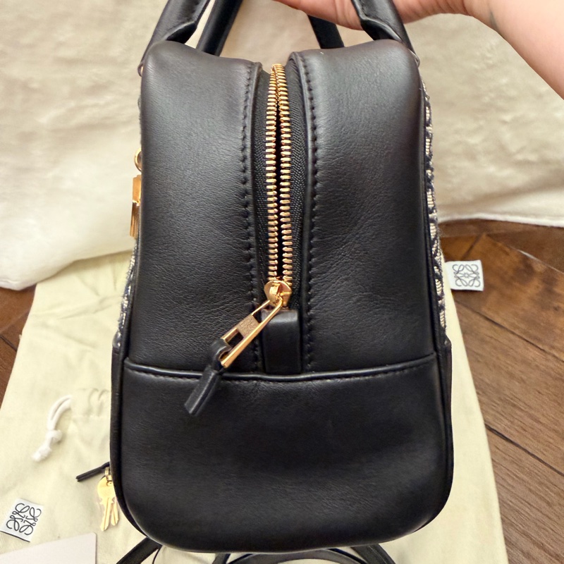 LOEWE 羅威 AMAZONA 19 方形包 Anagram 緹花拼小牛皮款（海軍藍/黑）。金扣-1