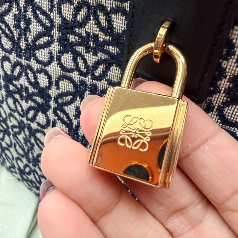 LOEWE 羅威 AMAZONA 19 方形包 Anagram 緹花拼小牛皮款（海軍藍/黑）。金扣-2
