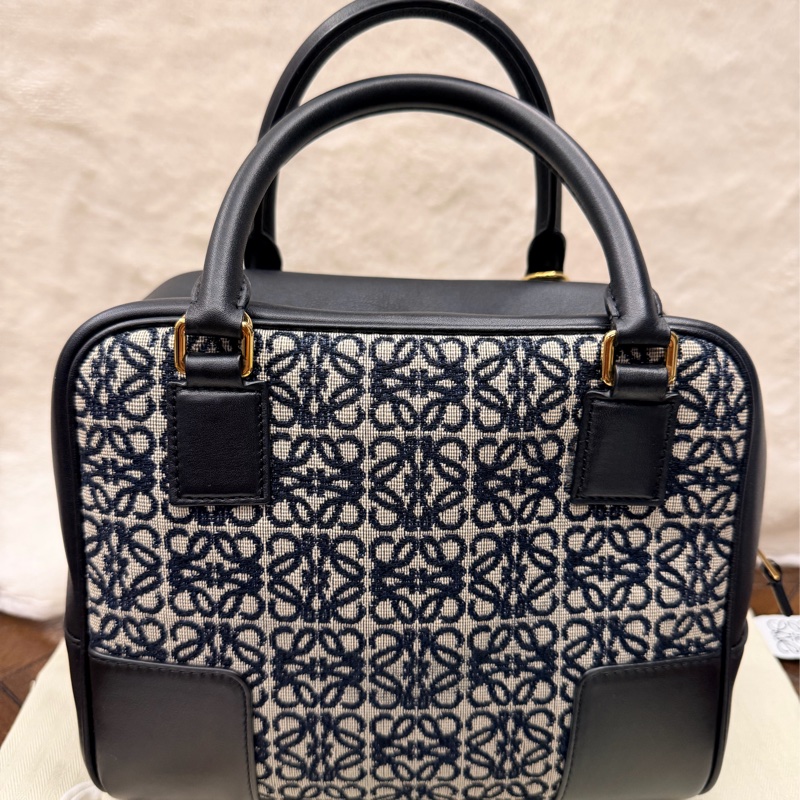 LOEWE 羅威 AMAZONA 19 方形包 Anagram 緹花拼小牛皮款（海軍藍/黑）。金扣-6