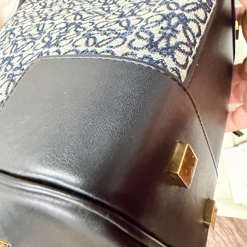 LOEWE 羅威 AMAZONA 19 方形包 Anagram 緹花拼小牛皮款（海軍藍/黑）。金扣-31