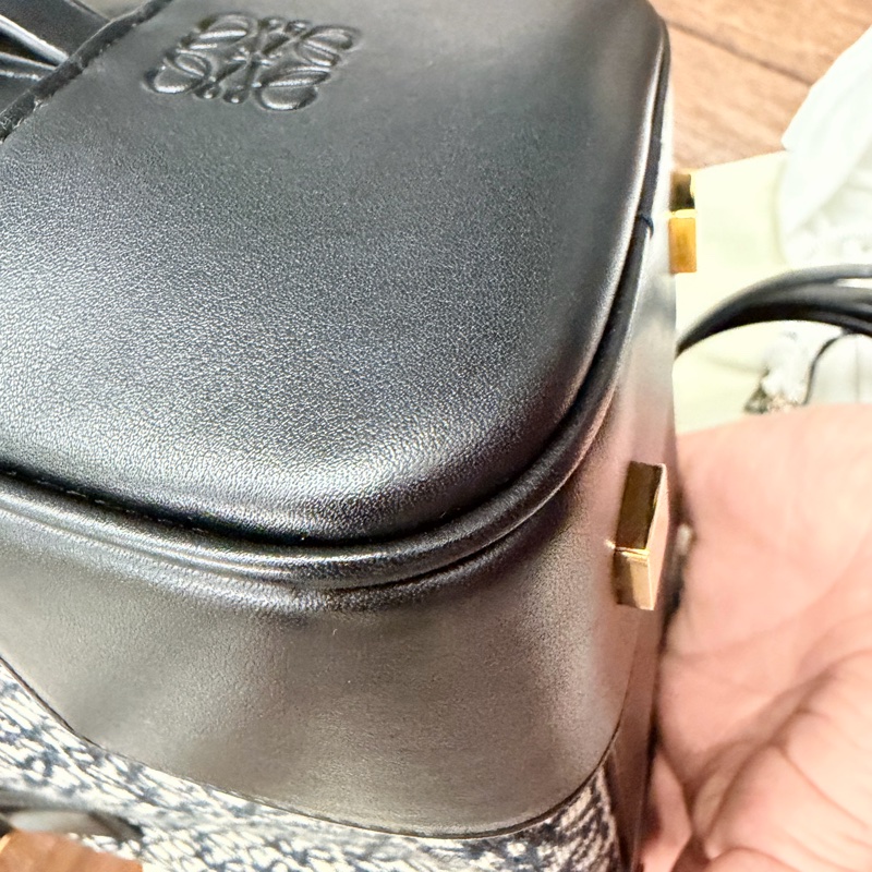 LOEWE 羅威 AMAZONA 19 方形包 Anagram 緹花拼小牛皮款（海軍藍/黑）。金扣-33