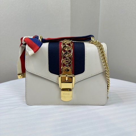 古馳/Gucci Sylvie Mini金扣白色牛皮 條紋織帶鏈條斜背包 17x7.5x14cm