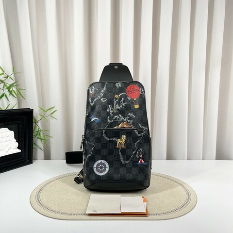 LV路易威登  黑棋盤格世界地圖胸包 經典老花配色 Damier帆布材質 銀色五金 肩帶可調節 容量適中 日常通勤休閒都能用