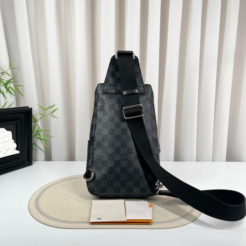 LV路易威登  黑棋盤格世界地圖胸包 經典老花配色 Damier帆布材質 銀色五金 肩帶可調節 容量適中 日常通勤休閒都能用-1