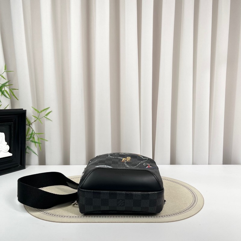 LV路易威登  黑棋盤格世界地圖胸包 經典老花配色 Damier帆布材質 銀色五金 肩帶可調節 容量適中 日常通勤休閒都能用-4