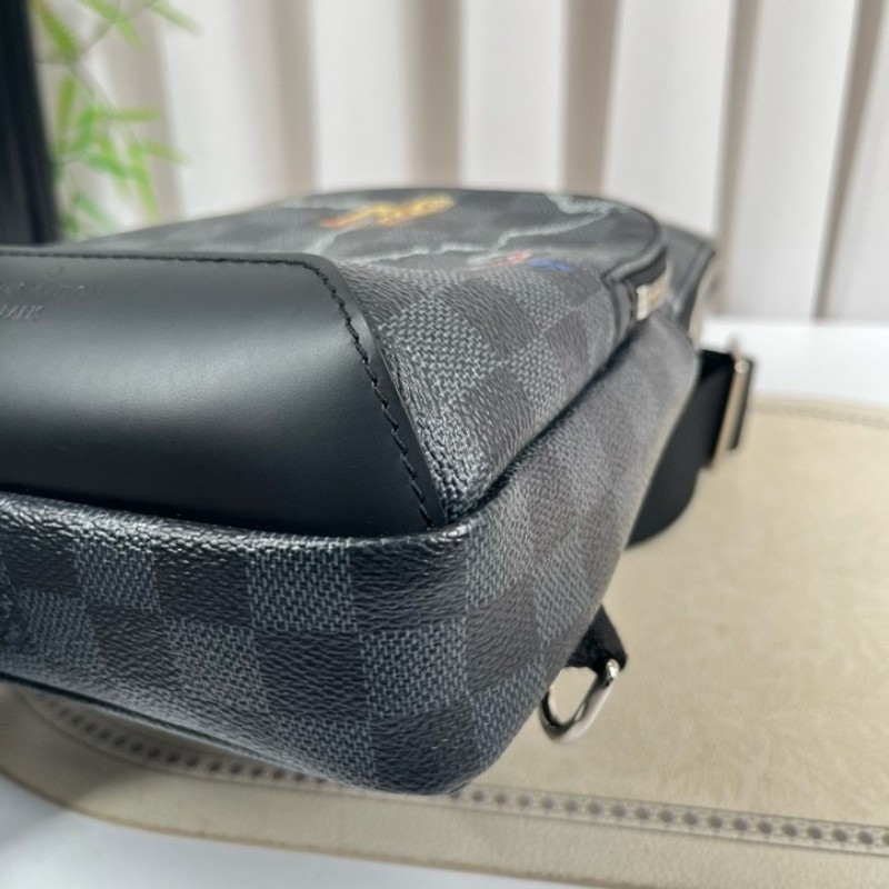 LV路易威登  黑棋盤格世界地圖胸包 經典老花配色 Damier帆布材質 銀色五金 肩帶可調節 容量適中 日常通勤休閒都能用-7