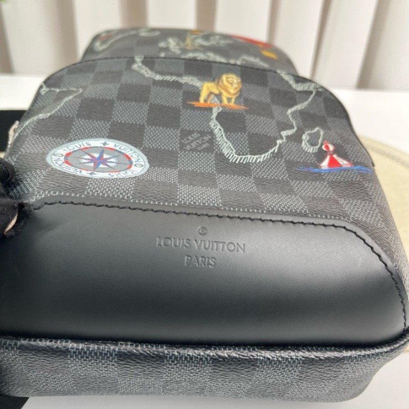 LV路易威登  黑棋盤格世界地圖胸包 經典老花配色 Damier帆布材質 銀色五金 肩帶可調節 容量適中 日常通勤休閒都能用-8
