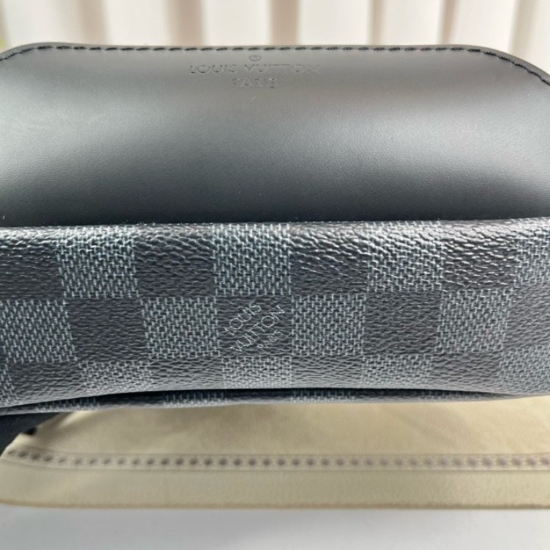 LV路易威登  黑棋盤格世界地圖胸包 經典老花配色 Damier帆布材質 銀色五金 肩帶可調節 容量適中 日常通勤休閒都能用-9