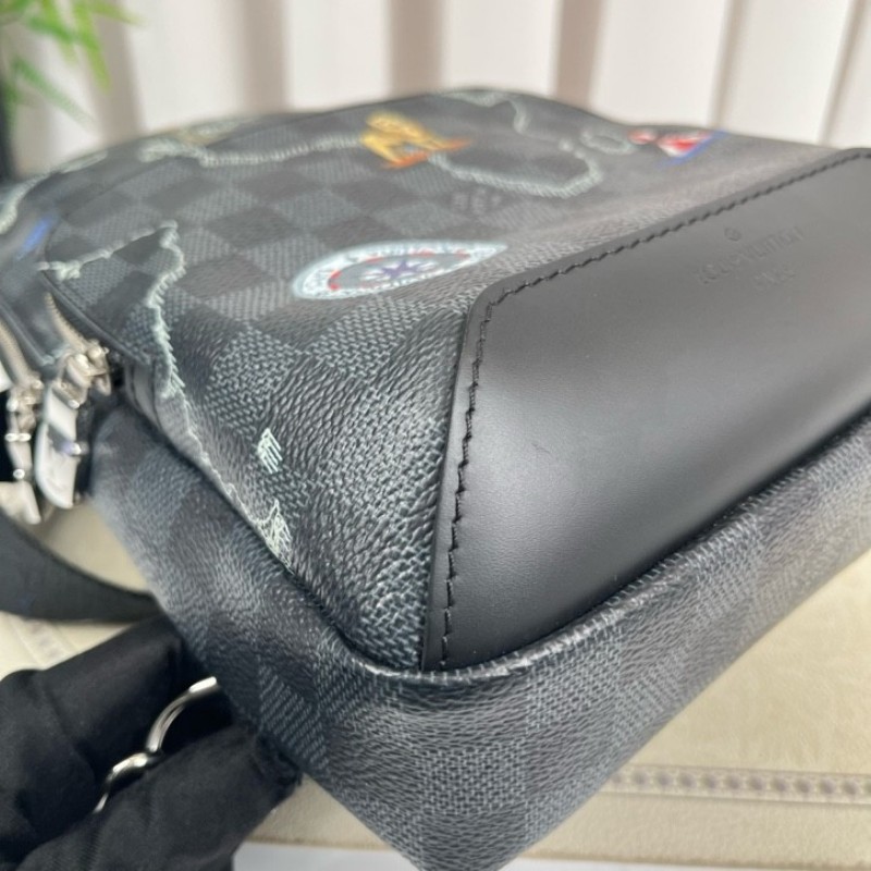 LV路易威登  黑棋盤格世界地圖胸包 經典老花配色 Damier帆布材質 銀色五金 肩帶可調節 容量適中 日常通勤休閒都能用-10