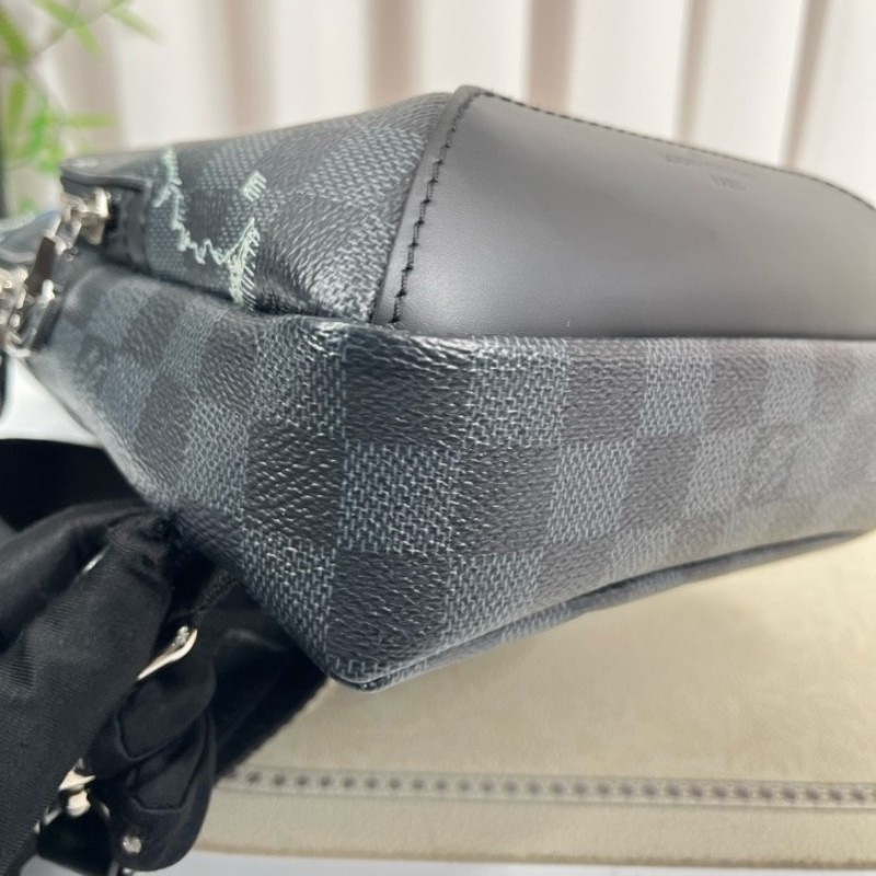 LV路易威登  黑棋盤格世界地圖胸包 經典老花配色 Damier帆布材質 銀色五金 肩帶可調節 容量適中 日常通勤休閒都能用-11