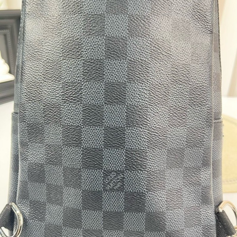 LV路易威登  黑棋盤格世界地圖胸包 經典老花配色 Damier帆布材質 銀色五金 肩帶可調節 容量適中 日常通勤休閒都能用-12