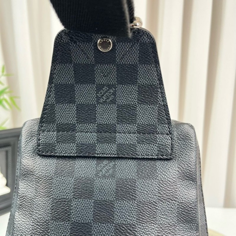 LV路易威登  黑棋盤格世界地圖胸包 經典老花配色 Damier帆布材質 銀色五金 肩帶可調節 容量適中 日常通勤休閒都能用-13