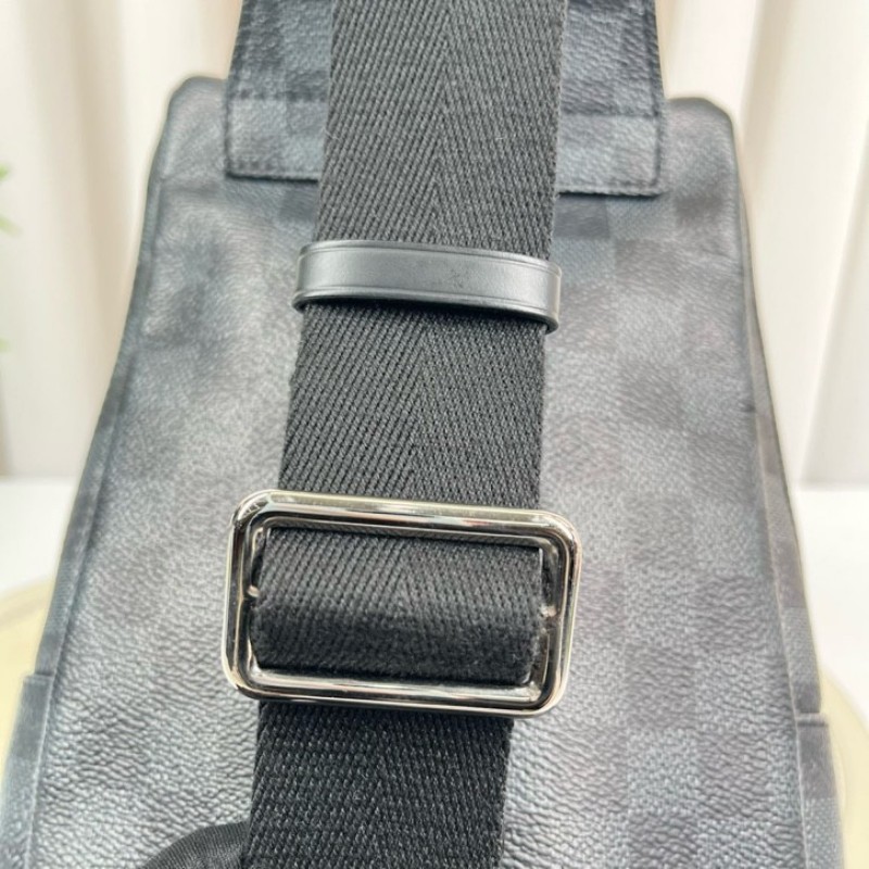 LV路易威登  黑棋盤格世界地圖胸包 經典老花配色 Damier帆布材質 銀色五金 肩帶可調節 容量適中 日常通勤休閒都能用-15