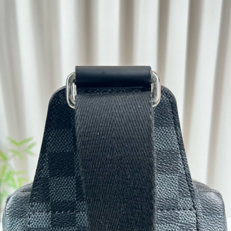 LV路易威登  黑棋盤格世界地圖胸包 經典老花配色 Damier帆布材質 銀色五金 肩帶可調節 容量適中 日常通勤休閒都能用-16