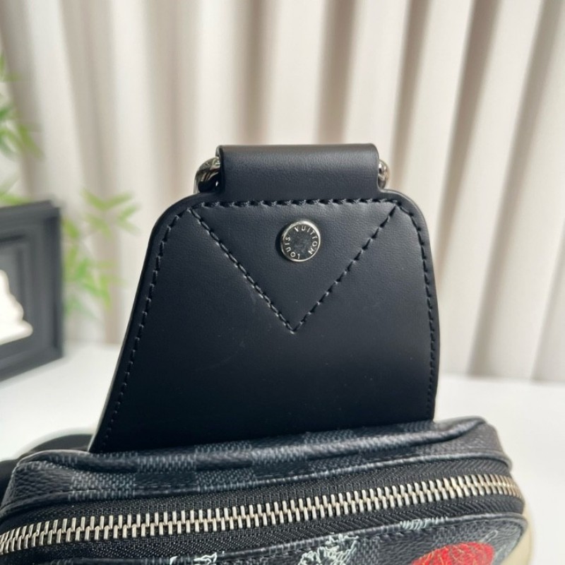 LV路易威登  黑棋盤格世界地圖胸包 經典老花配色 Damier帆布材質 銀色五金 肩帶可調節 容量適中 日常通勤休閒都能用-17