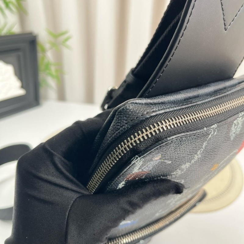 LV路易威登  黑棋盤格世界地圖胸包 經典老花配色 Damier帆布材質 銀色五金 肩帶可調節 容量適中 日常通勤休閒都能用-18