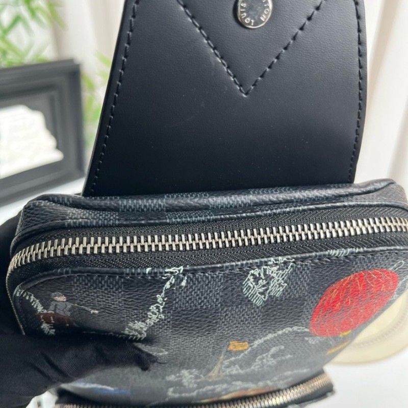 LV路易威登  黑棋盤格世界地圖胸包 經典老花配色 Damier帆布材質 銀色五金 肩帶可調節 容量適中 日常通勤休閒都能用-19