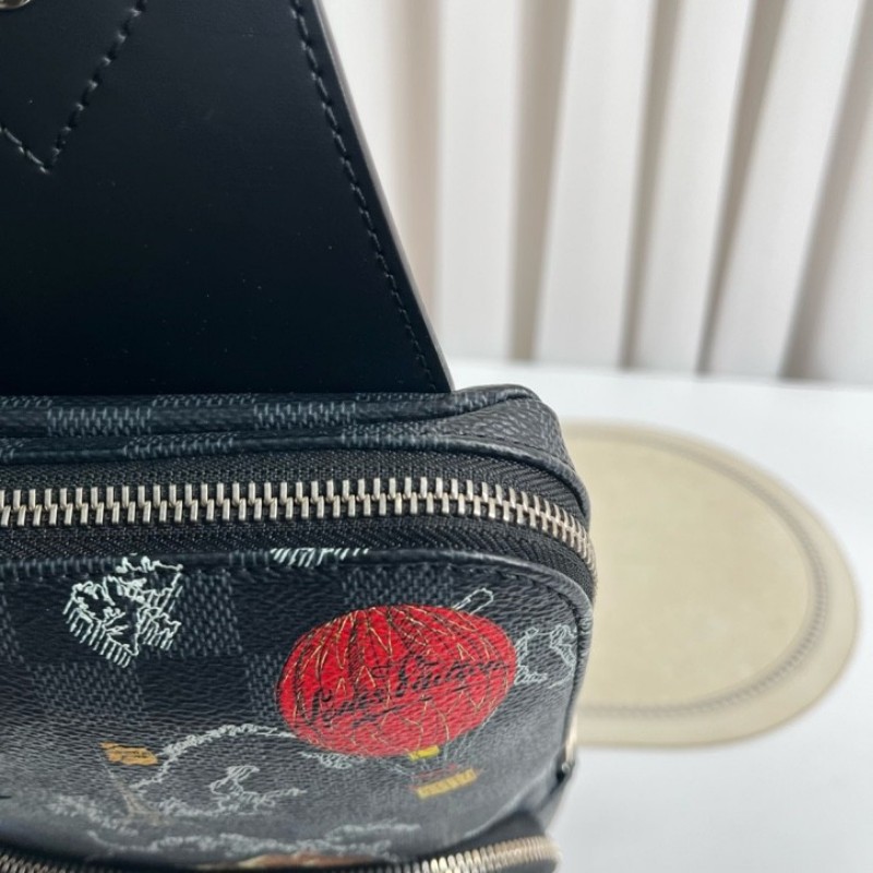 LV路易威登  黑棋盤格世界地圖胸包 經典老花配色 Damier帆布材質 銀色五金 肩帶可調節 容量適中 日常通勤休閒都能用-20