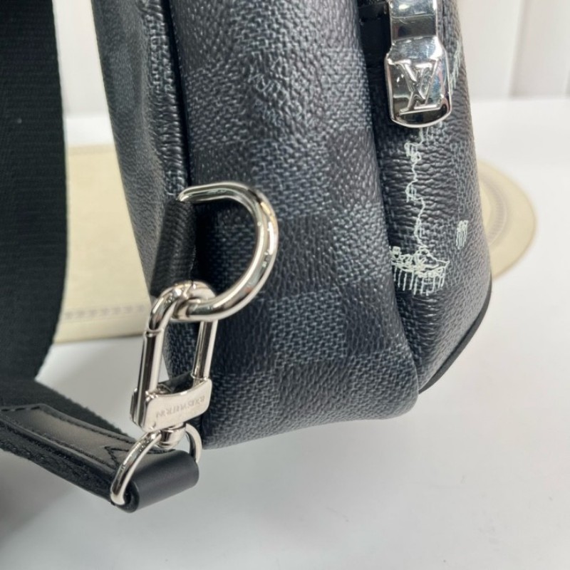 LV路易威登  黑棋盤格世界地圖胸包 經典老花配色 Damier帆布材質 銀色五金 肩帶可調節 容量適中 日常通勤休閒都能用-21