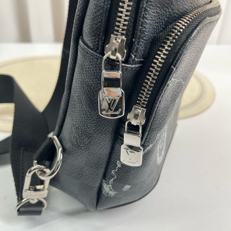 LV路易威登  黑棋盤格世界地圖胸包 經典老花配色 Damier帆布材質 銀色五金 肩帶可調節 容量適中 日常通勤休閒都能用-22