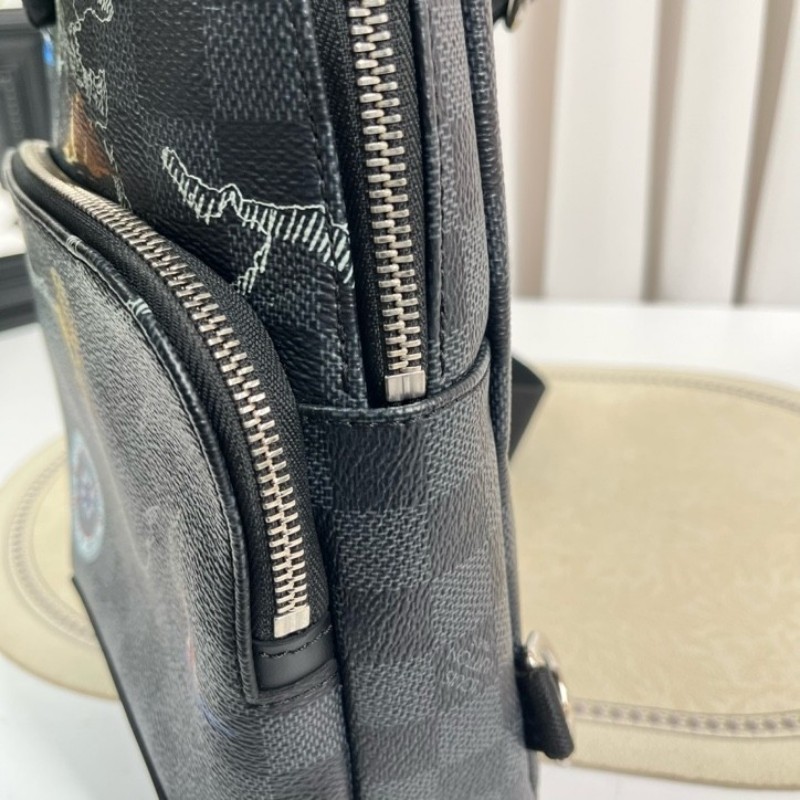 LV路易威登  黑棋盤格世界地圖胸包 經典老花配色 Damier帆布材質 銀色五金 肩帶可調節 容量適中 日常通勤休閒都能用-24