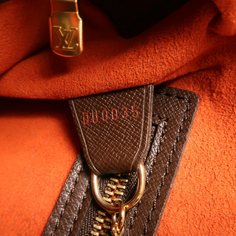 LOUIS VUITTON Damier Marais金扣肩背袋-6