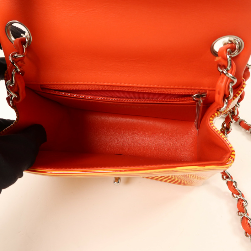 CHANEL 漆皮皮革Mini Classic 17銀扣鏈帶肩背袋-4